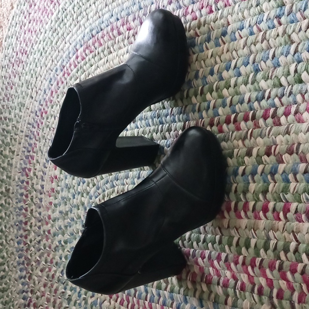 Secret Celebrity Black heeled Booties